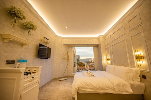 Premium bedding, in-room safe, individually furnished, desk - ACJ Residence (Kota Kinabalu)