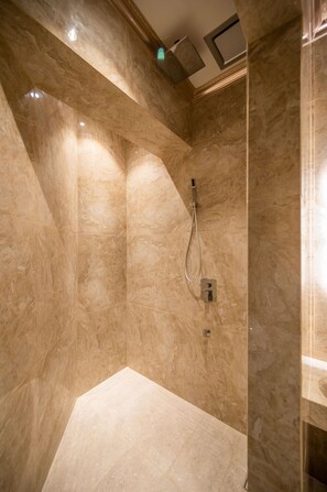 Luxury Double Room | Bathroom shower - ACJ Residence - A Member of The Luxury Stay Group (Kota Kinabalu)