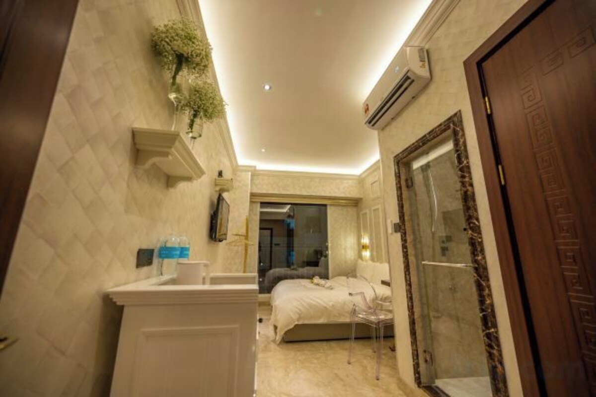 Peralatan tempat tidur premium, peti besi dalam bilik, meja 