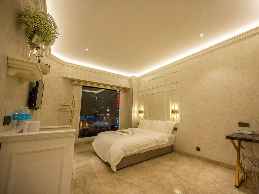 Premium bedding, in-room safe, desk, laptop workspace