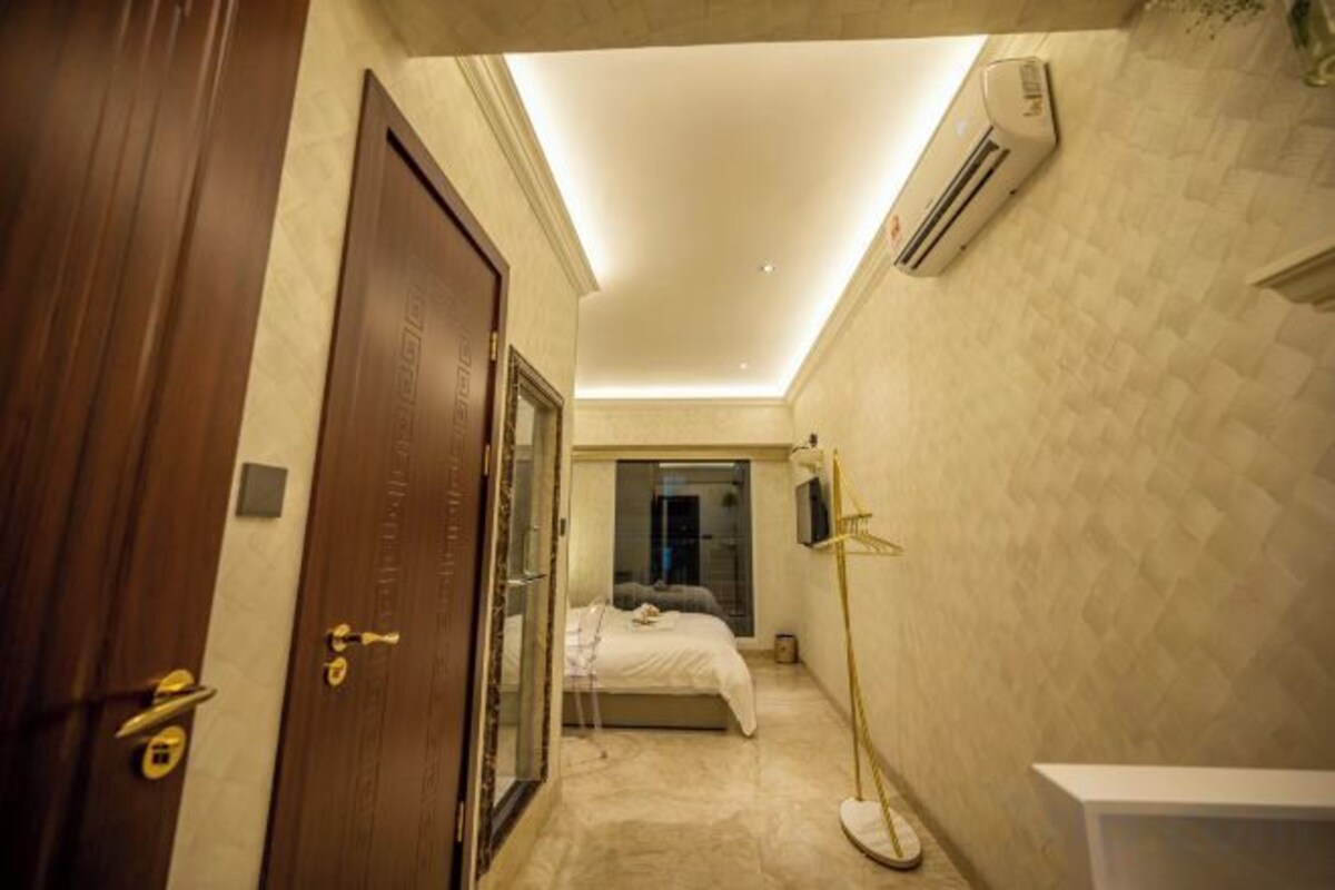 Peralatan tempat tidur premium, peti besi dalam bilik, meja 