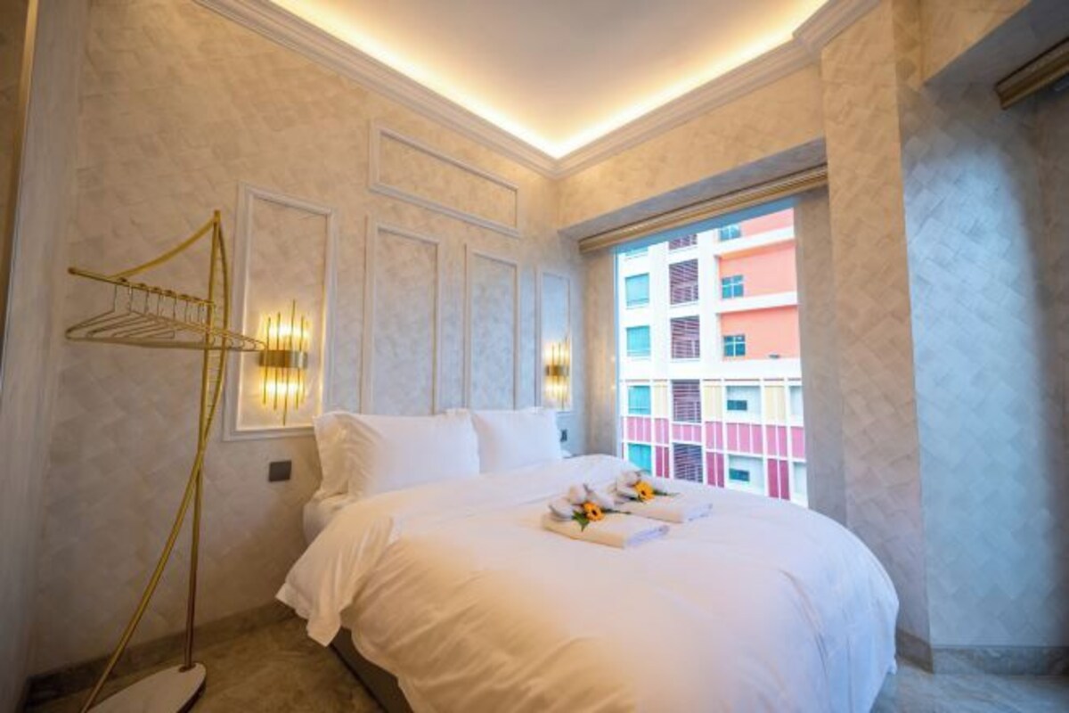 Peralatan tempat tidur premium, peti besi dalam bilik, meja 