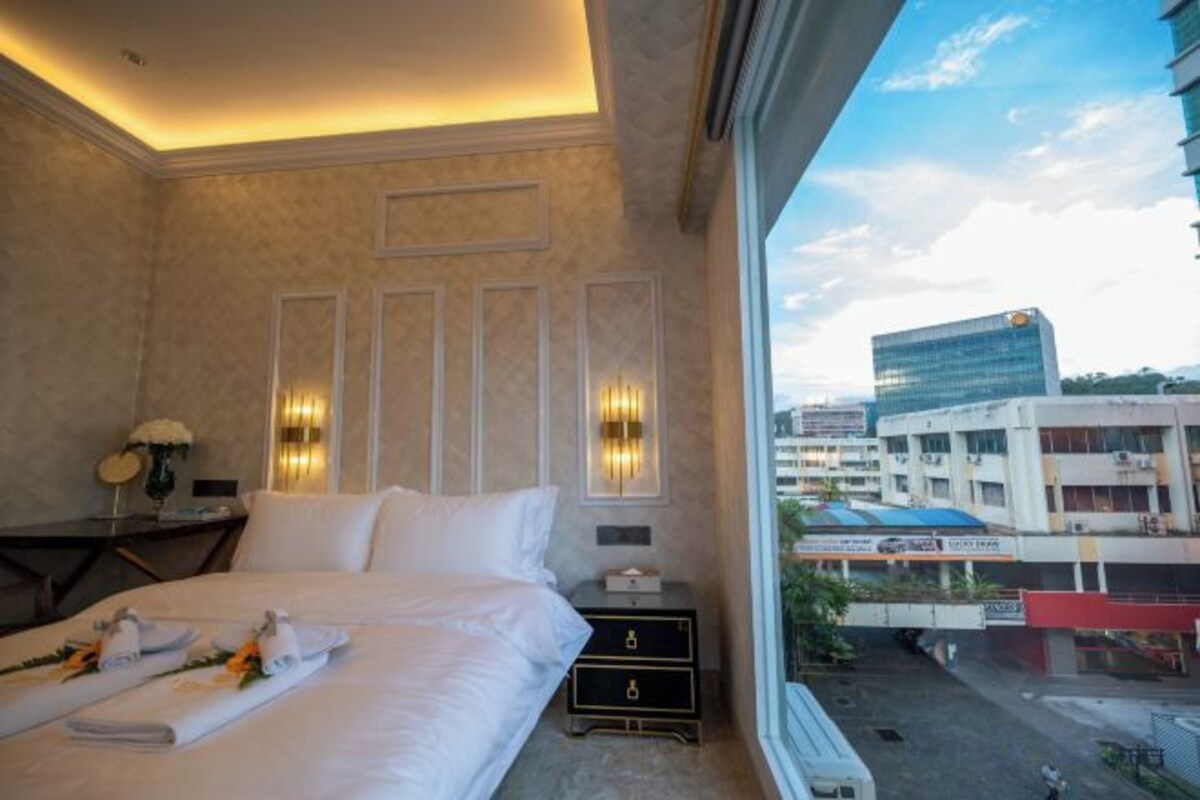 Premium bedding, in-room safe, desk, laptop workspace