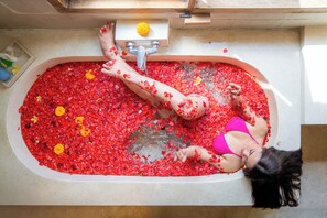 Royal-Zimmer | Badezimmer | Badewanne und Dusche (separat), Regendusche, kostenlose Toilettenartikel
