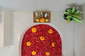 Queen Room | Bathroom | Separate tub and shower, rainfall showerhead, free toiletries
