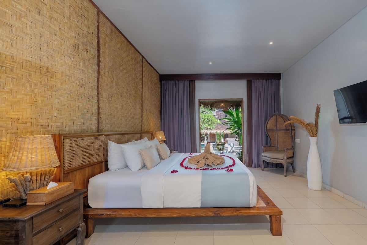 Premium bedding, down duvets, pillow-top beds, minibar