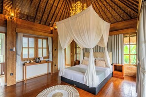 Rom – royal | Sengetøy av topp kvalitet, dundyner, senger med overmadrass og minibar