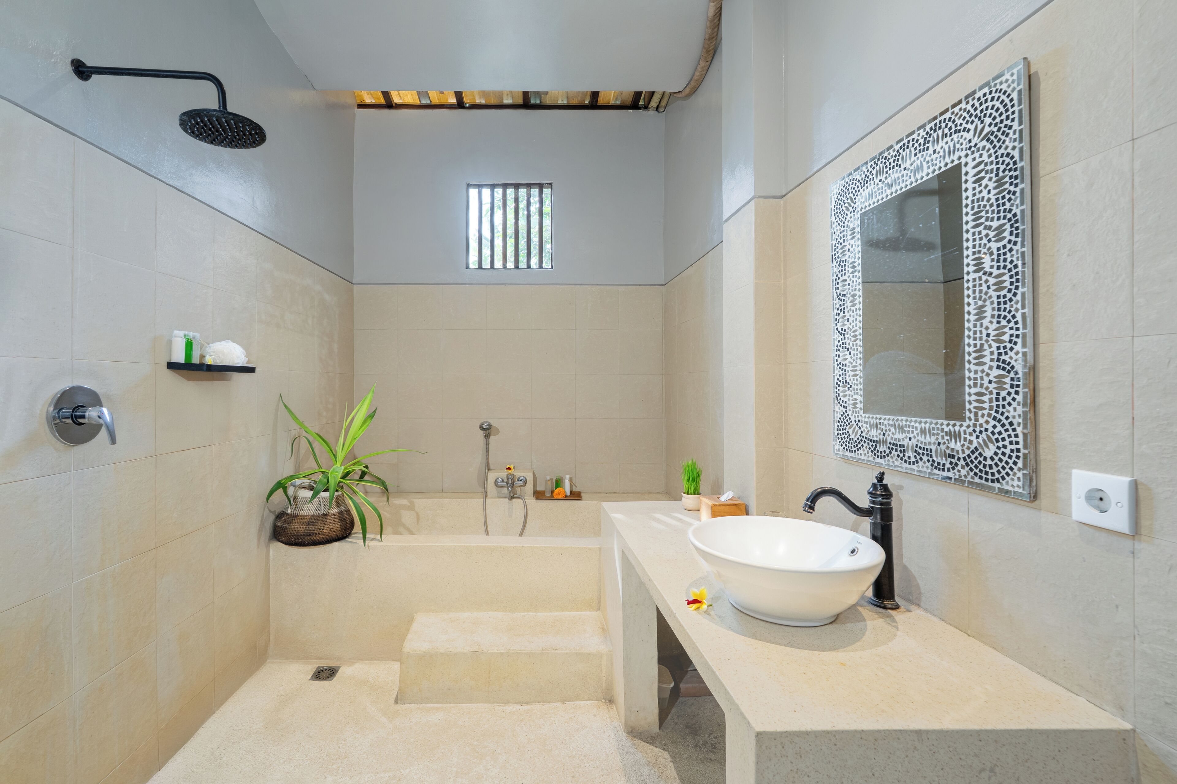 Standaard kamer | Badkamer | Een aparte badkuip en douche, een regendouche, gratis toiletartikelen