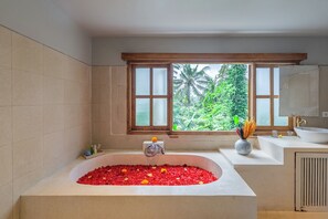 皇家客房 | 浴室 | 独立的浴缸和淋浴、大花洒淋浴喷头、免费洗浴用品、吹风机