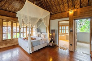 Royal-Zimmer | Hochwertige Bettwaren, Daunenbettdecken, Pillowtop-Betten, Minibar
