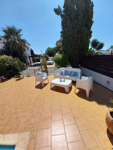 Cheerful 2 bedroom villa with private pool
