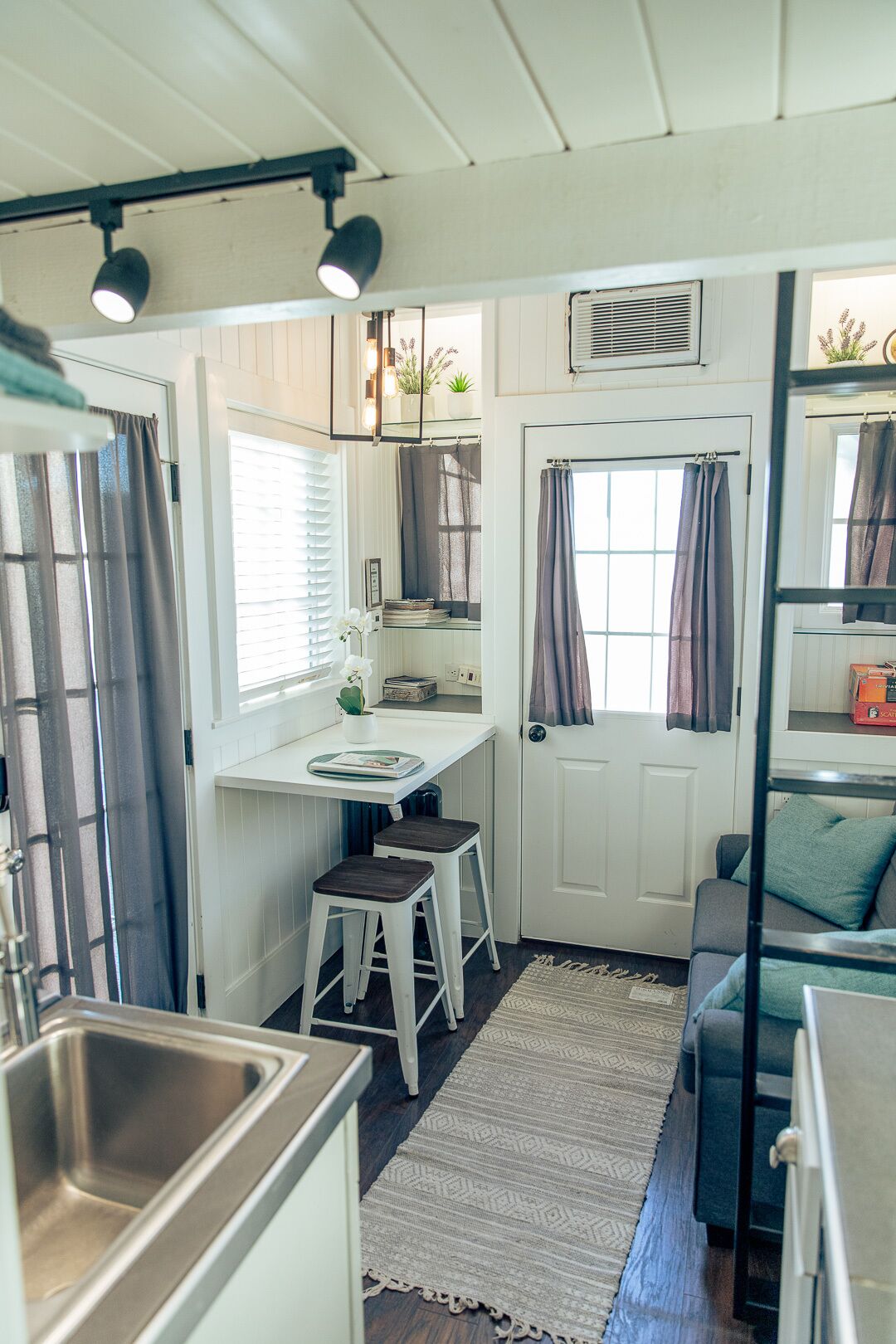 Cozy tiny house! Hot tub and super convenient location.