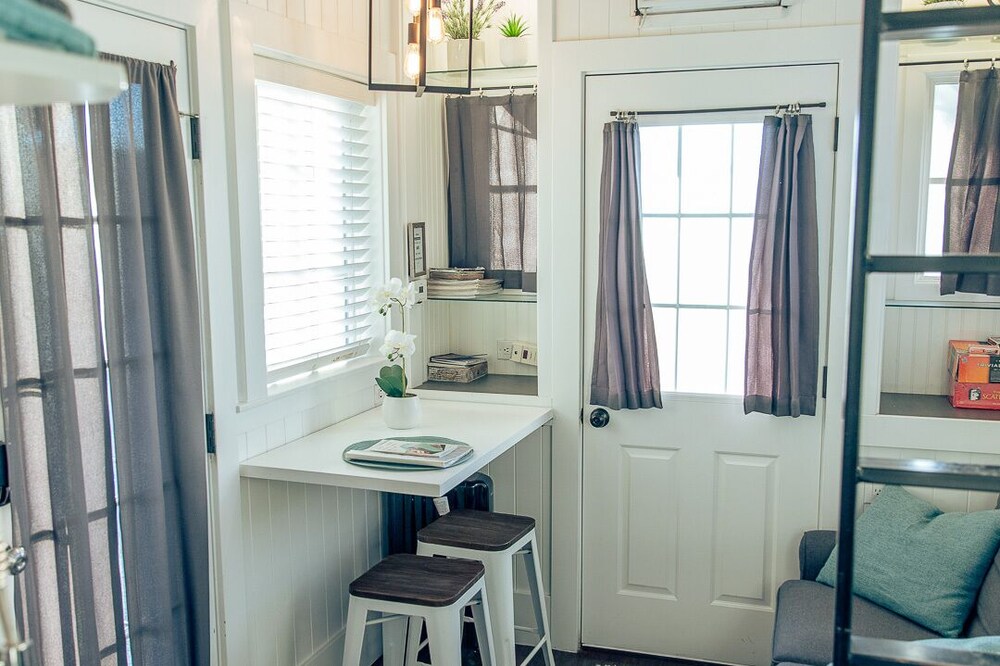 Cozy tiny house! Hot tub and super convenient location.