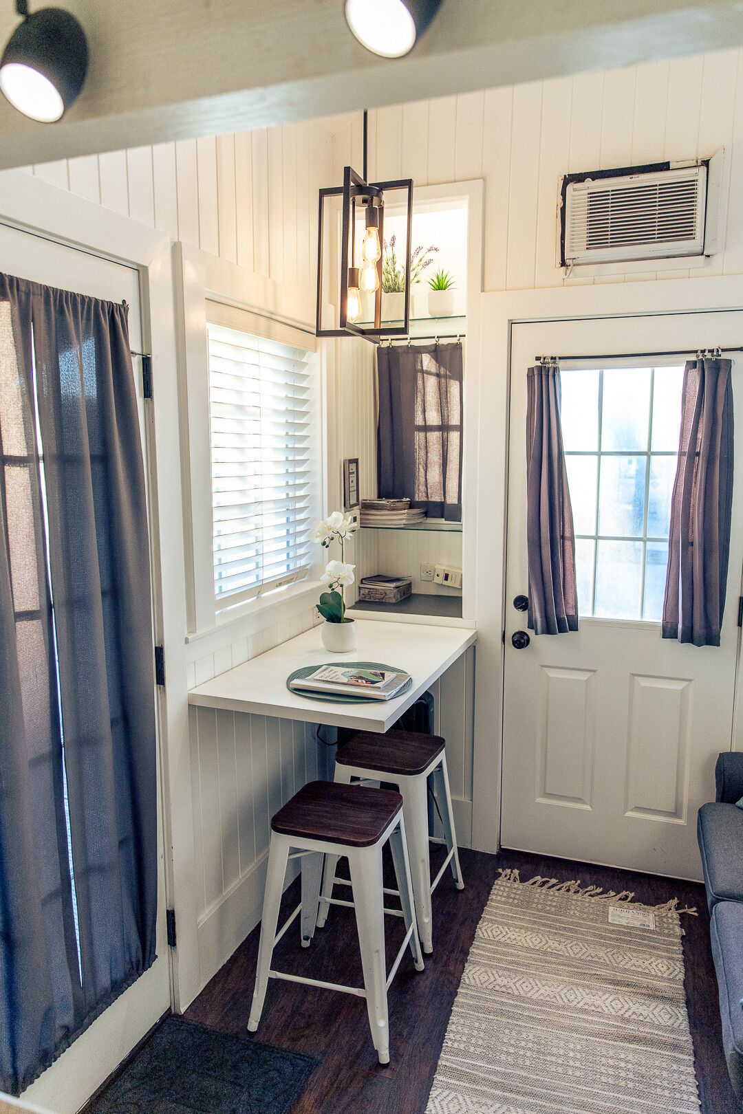 Cozy tiny house! Hot tub and super convenient location.