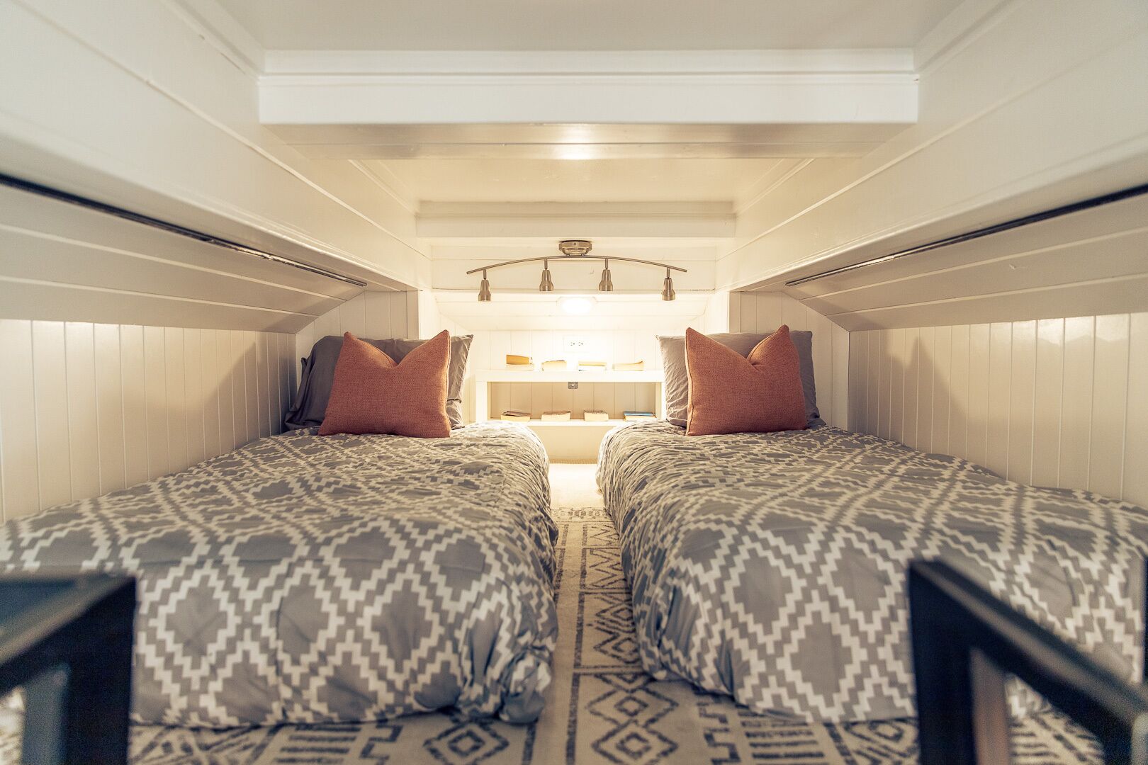 Cozy tiny house! Hot tub and super convenient location.