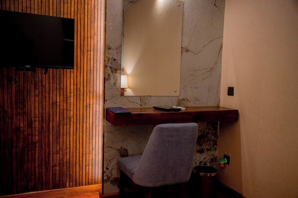 خزنة داخل الغرفة وواي فاي مجانًا وملاءات أسرّة