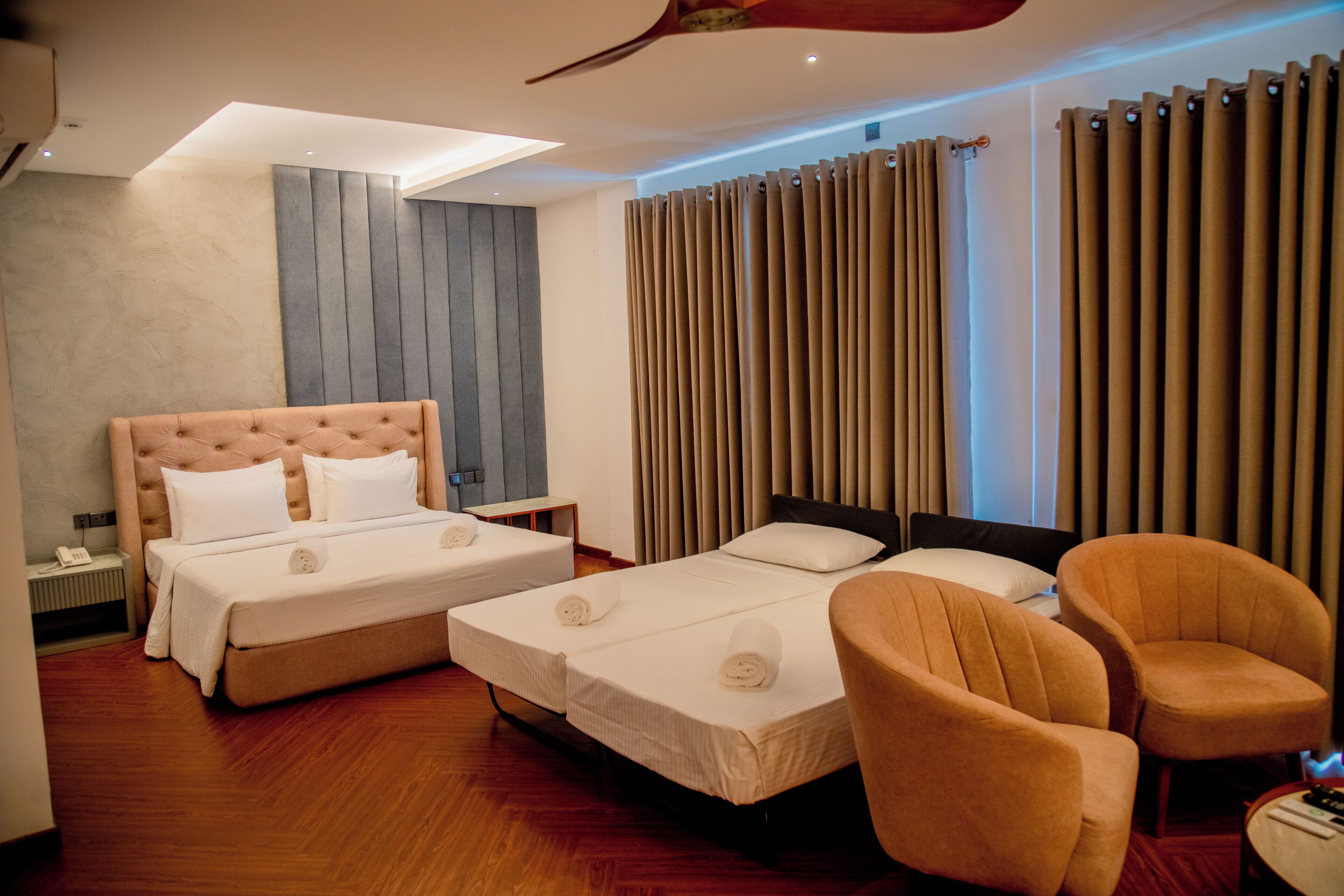 Quarto triplo luxo | Cofres nos quartos, Wi-Fi de cortesia, roupa de cama