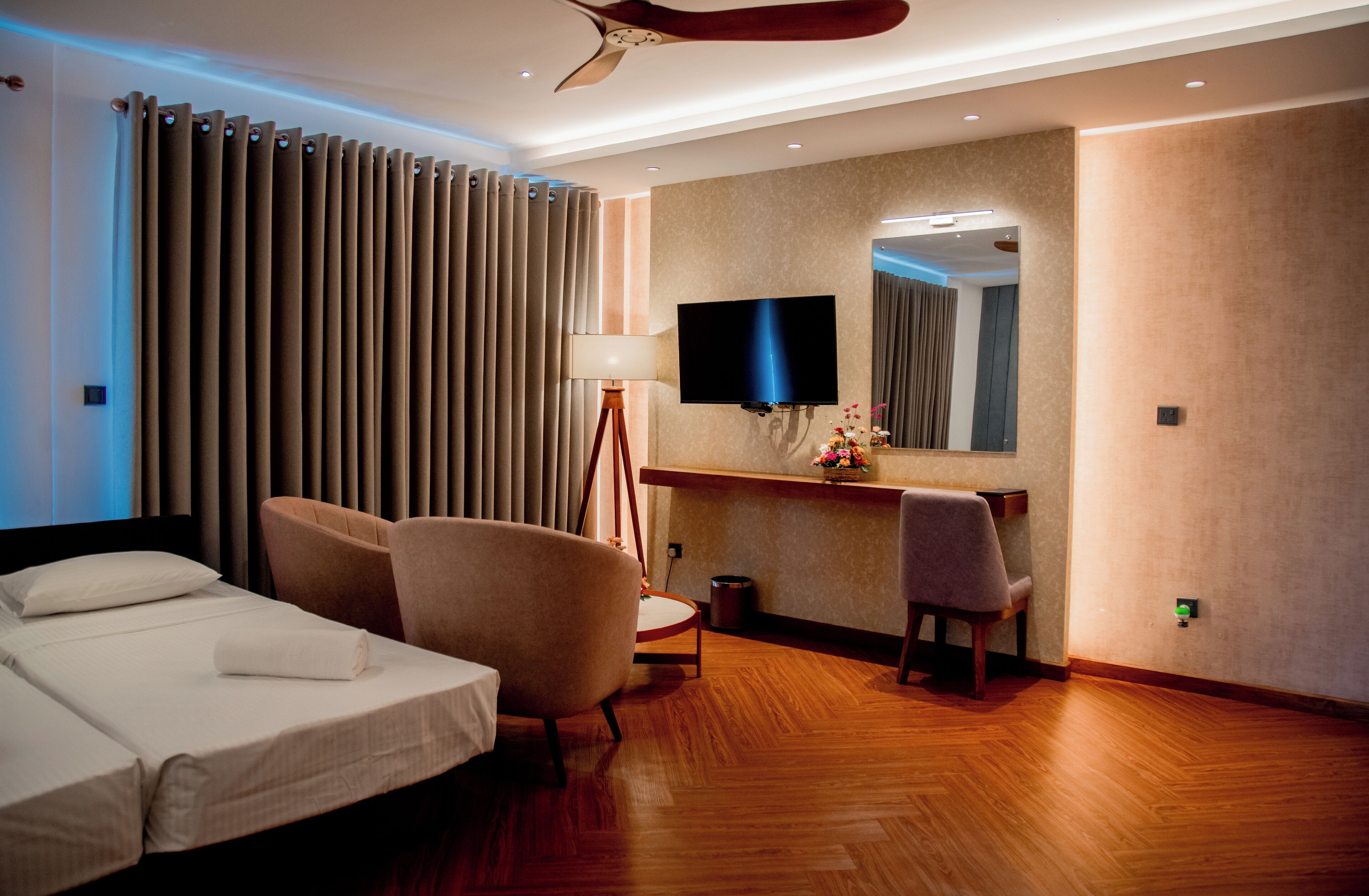 Quarto triplo luxo | Cofres nos quartos, Wi-Fi de cortesia, roupa de cama