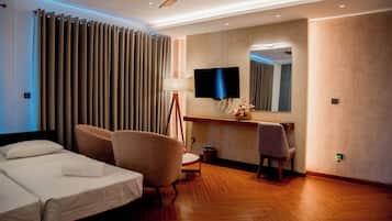 Quarto triplo luxo | Cofres nos quartos, Wi-Fi de cortesia, roupa de cama