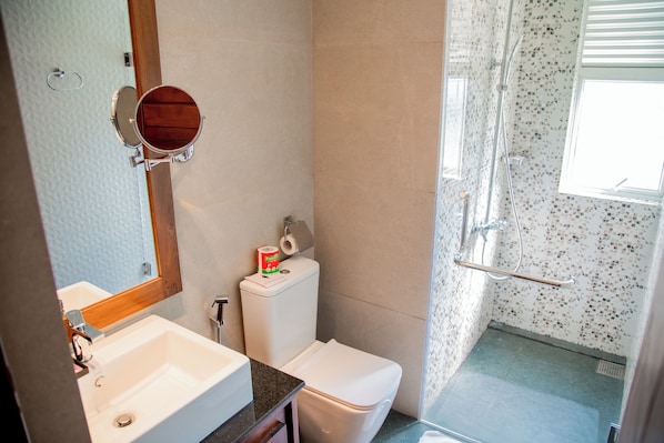 Kolmen hengen deluxe-huone | Kylpyhuone | Suihku, ilmaiset hygieniatuotteet, pyyhkeet