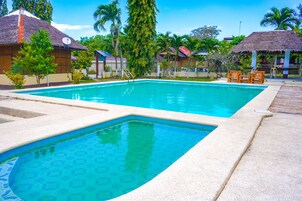 2 piscinas al aire libre