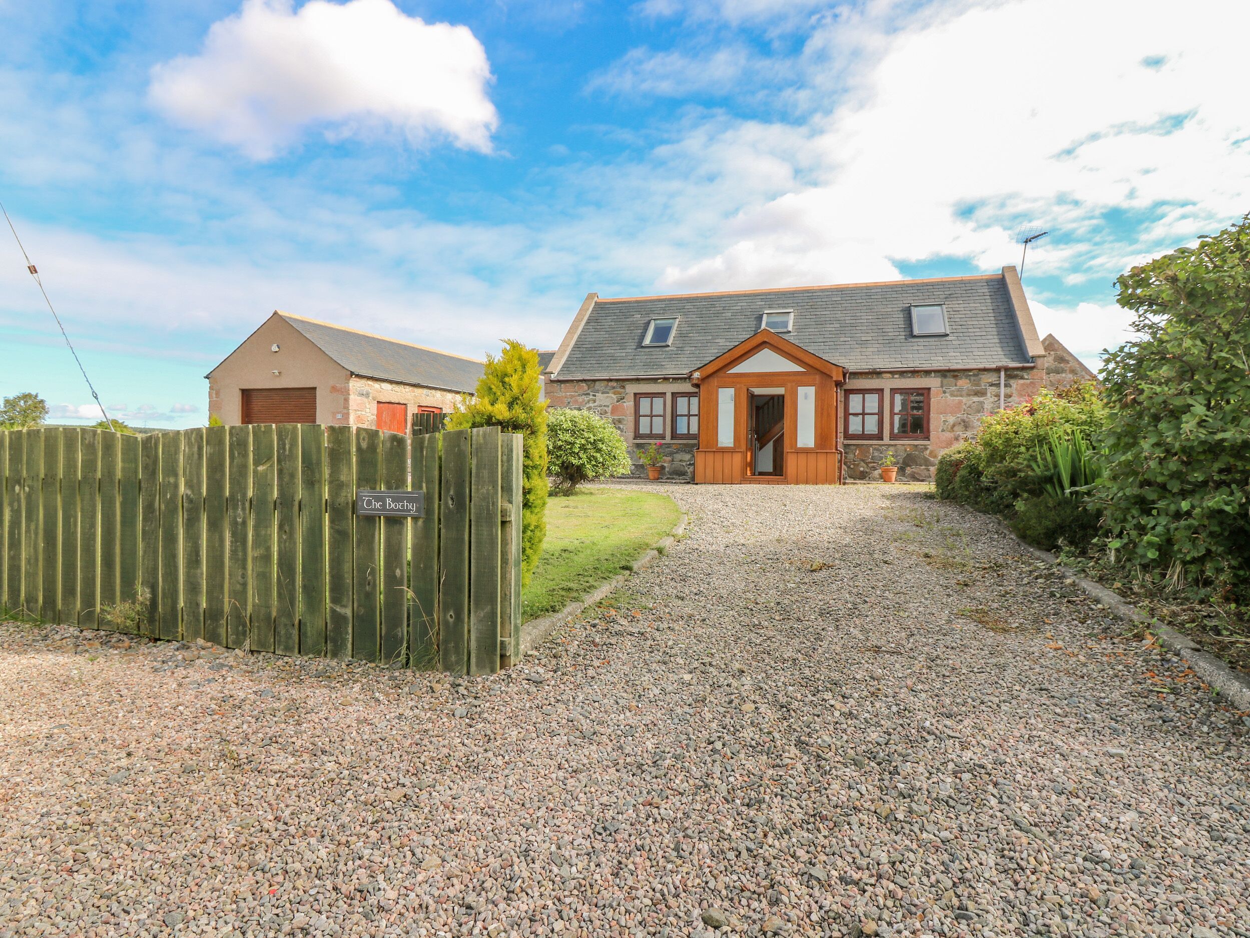 THE BOTHY, pet friendly, with a garden in Hatton, Aberdeenshire