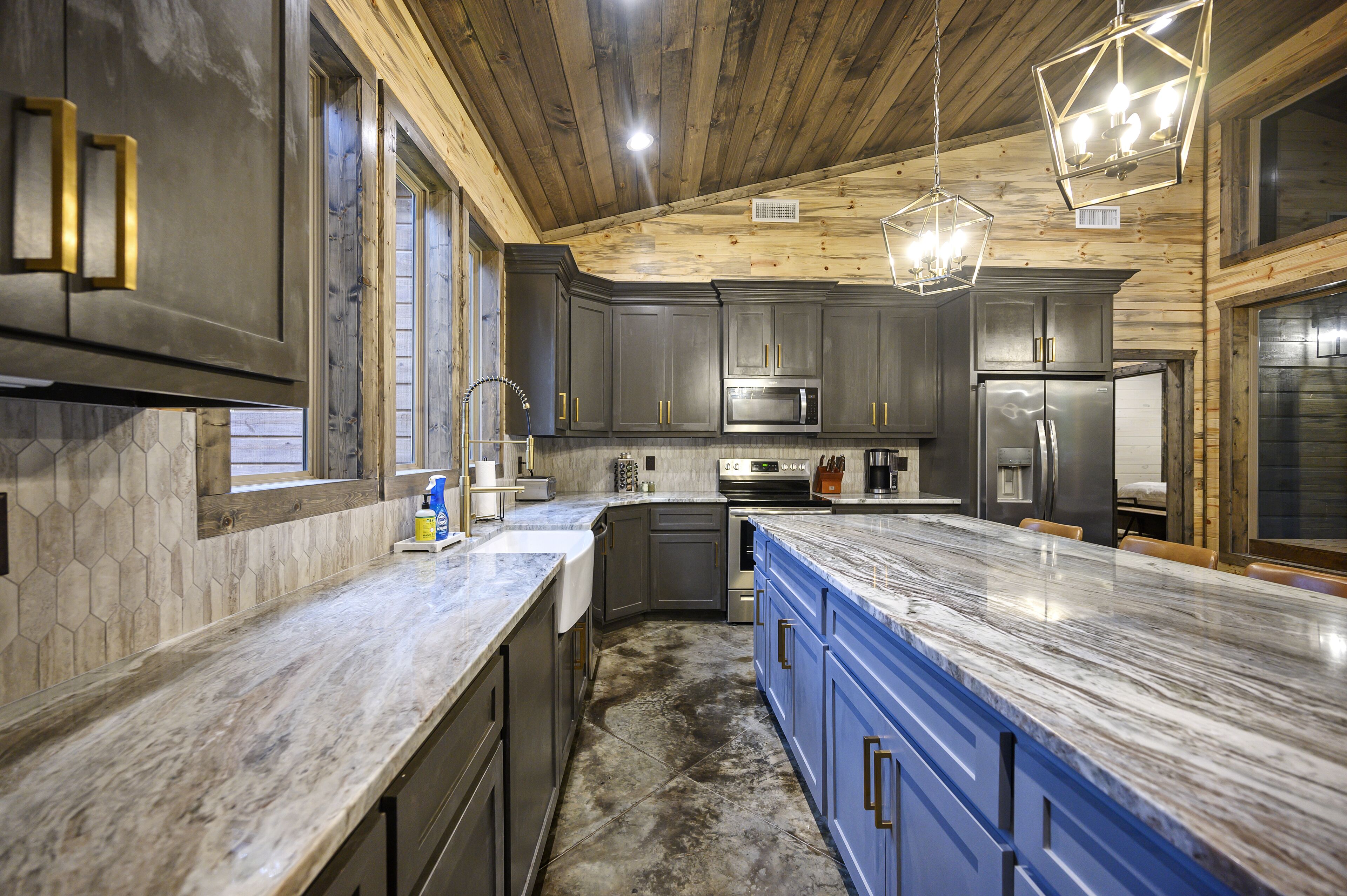 4ofaKind, 2Bunk, PoolTable, Shuffleboard, HotTub, FirePit, Pet Friendly