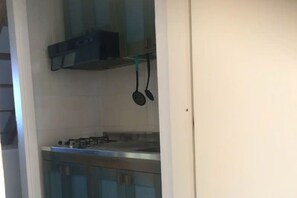 Microwave, stovetop, dining tables - Belvilla by OYO SANT IRENE (Sant'Irene-torre Vecchia)