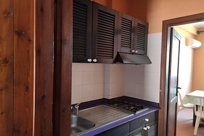 Microondas, parrilla de estufa y comedor 