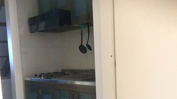 Micro-ondes, plaque de cuisson, tables Ă manger