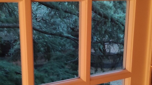 Una ventana con marco de madera.