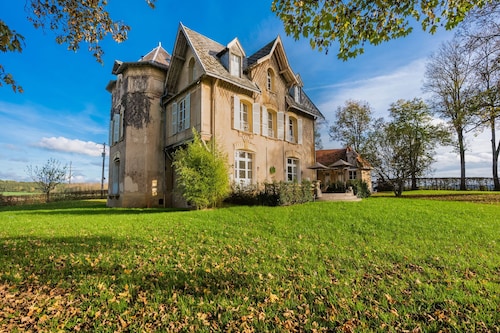 Holiday home adjoining a château.