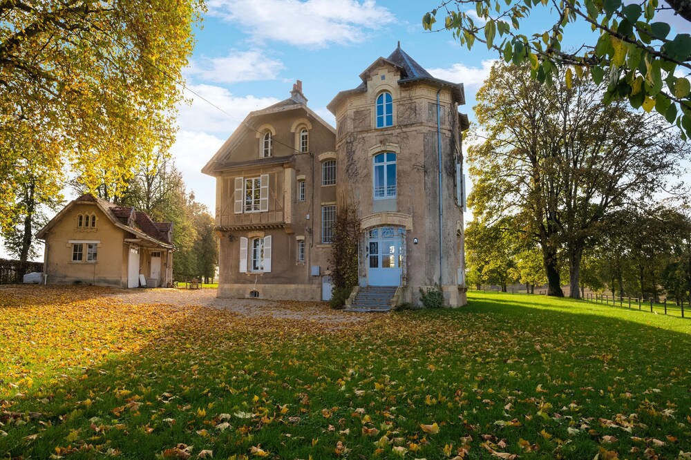 Cette demeure de prestige est accessible par une longue allée privée et jouxte un château.