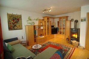 Smart TV, chimenea y estéreo 