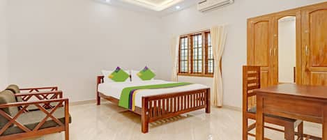 Premium Room | Desk, iron/ironing board