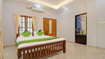 Standard Room | Desk, iron/ironing board