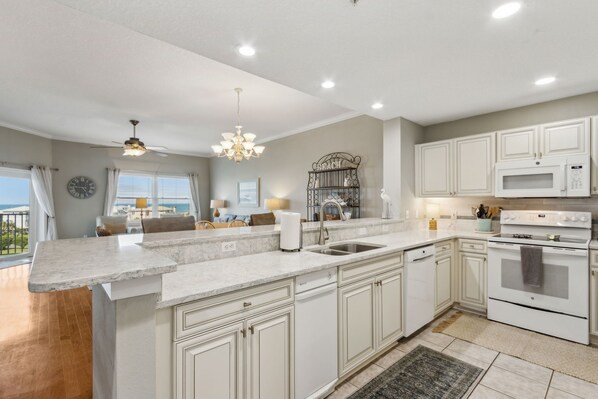 冷蔵庫、電子レンジ、オーブン、コンロ