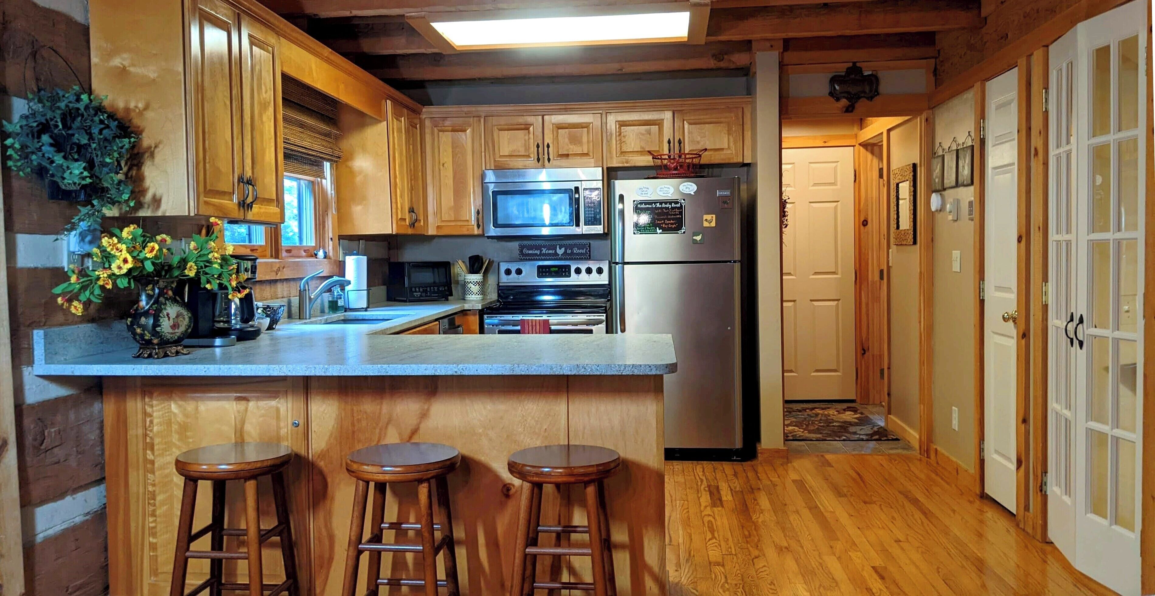 Rocky Roost - OWNER Managed!  3BR 3BA, Fireplace, Pool Table, Fire Pit, Darts. 