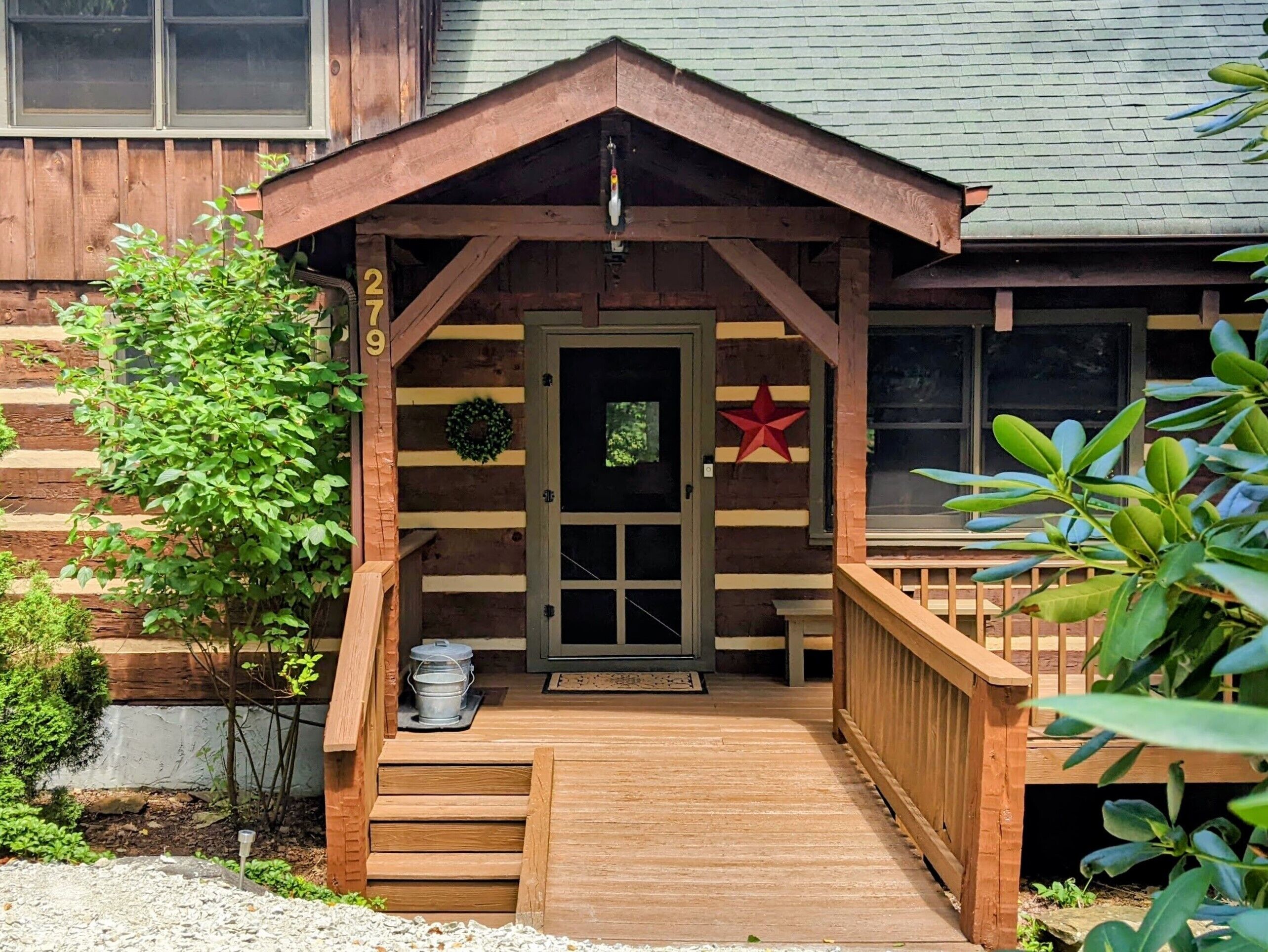 Rocky Roost - OWNER Managed!  3BR 3BA, Fireplace, Pool Table, Fire Pit, Darts. 