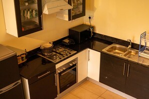 Frigorifero, microonde, forno, piano cottura