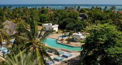 Gorgeous beachfront studio with cool ocean views.
