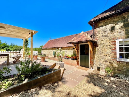 The Old Stables by Inspire Stays dot com - a cottage that sleeps 4 guests  in 2 bedrooms