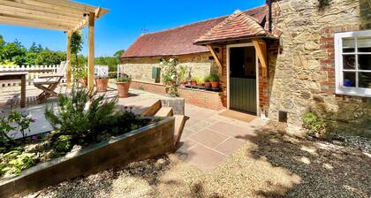 The Old Stables by Inspire Stays dot com - a cottage that sleeps 4 guests in 2 bedrooms