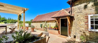 The Old Stables by Inspire Stays dot com - a cottage that sleeps 4 guests in 2 bedrooms