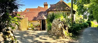 The Old Stables by Inspire Stays dot com - a cottage that sleeps 4 guests in 2 bedrooms