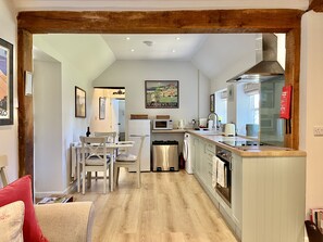 Kühlschrank, Mikrowelle, Ofen, Geschirrspüler