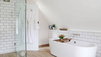Badewanne, Haartrockner, Handtücher