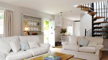 Smart-tv, eldstad och böcker