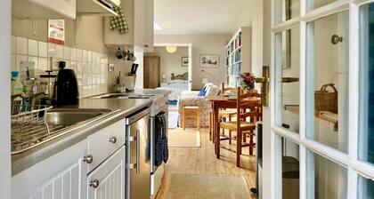 Library Cottage by Inspire Stays dot com - a cottage that sleeps 2 guests in 1 bedroom
