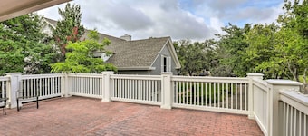 Studio in College Station w/ Expansive Deck!